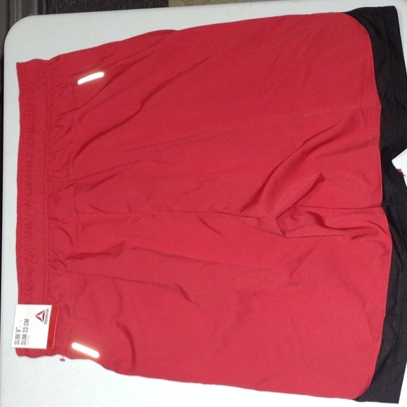 **NWT** Reebok Red Shorts Men's Large - Picture 3 of 4
